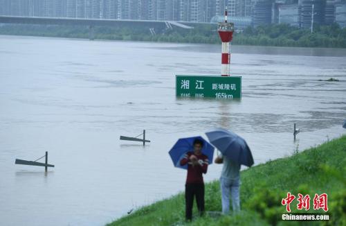 长沙湘江路沿江风光带上的指路牌被淹没大半。 <a target='_blank' href='http://www.chinanews.com/'>中新社</a>记者 杨华峰 摄