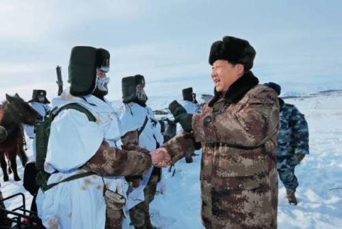 2014年1月26日，习近平来到内蒙古阿尔山，冒着零下 30多摄氏度的严寒，迎 风踏雪慰问在边防线上巡逻执勤的官兵 李刚摄/本刊