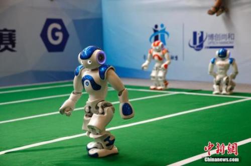 资料图：2017机器人大会上，机器人接力赛吸引了观众的目光。 <a target='_blank' href='http://www.chinanews.com/'>中新社</a>记者 刘关关 摄 
