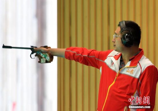 8月28日，天津团泊体育中心射击馆，第十三届全国运动会男子50米手枪预赛现场，全运会七朝元老谭宗亮以第五名进入决赛。 <a target='_blank' href='http://www.chinanews.com/'>中新社</a>记者 翟羽佳 摄