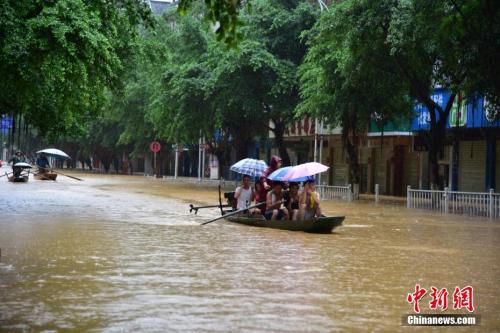 8月14日，受流域内持续强降雨影响，广西柳州市融水苗族自治县老城区被淹，居民乘船出行。<a target='_blank' href='http://www.chinanews.com/'>中新社</a>记者 王以照 摄