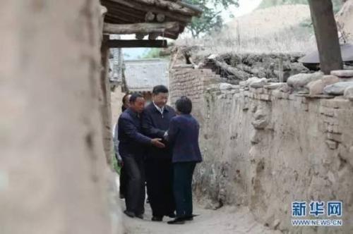 6月21日，习近平在山西省忻州市岢岚县赵家洼村看望特困户王三女一家 庞兴雷摄 本刊