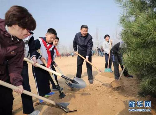 2017年3月29日，党和国家领导人习近平、张德江、俞正声、刘云山、王岐山、张高丽等来到北京市朝阳区将台乡参加首都义务植树活动。这是习近平同大家一起植树。