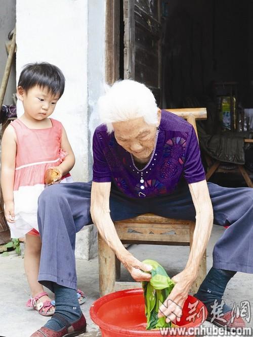 图为：高学兰洗衣服