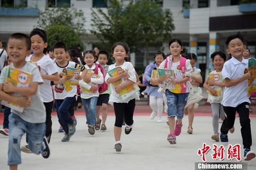 8月30日是安徽合肥市中小学入学报到的第一天，在蚌埠路第三小学，一年级的新同学怀抱新书本开心的走出教室，奔跑在校园里。<a target='_blank' href='http://www.chinanews.com/'>中新社</a>记者 张娅子 摄