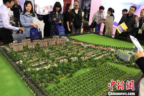 民众在2017年北京春季房展会上的某楼盘展台咨询。<a target='_blank' href='http://www.chinanews.com/' >中新网</a> 程春雨 摄