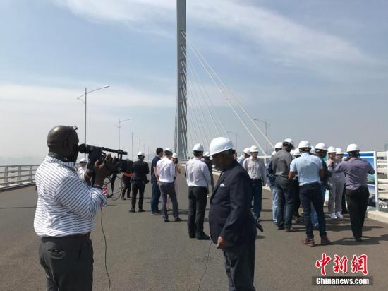 来华报道中共十九大的部分拉美和加勒比国家记者在大会开幕前夕赴广东省走访，他们先后前往珠海市和深圳市走访港珠澳大桥、横琴自贸区等地，并赴格力集团、大疆公司和华为技术有限公司参访，多角度“解码”中国改革创新成就。图为拉美和加勒比国家记者们登上计划于年底通车的港珠澳大桥先睹为快并在大桥上向本国读者发回现场报道。他们表示，这座横跨伶仃洋、联通三座城市，创下多项“世界建筑之最”的中国大桥可以称得上是“世界上最令人佩服的工程之一”。 肖欣 摄