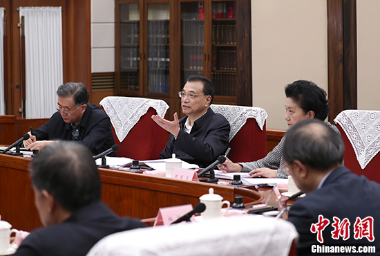 10月26日，中共中央政治局常委，国务院总理、党组书记李克强主持召开国务院党组会议，深入学习全面领会切实贯彻党的十九大精神，进一步做好政府各项工作。 <a target='_blank' href='http://www.chinanews.com/'>中新社</a>记者 刘震 摄