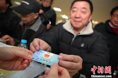 资料图：2014年3月，上海首发“国家居民健康卡”实现居民健康一卡通