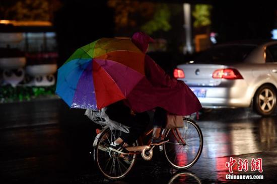 10月10日，市民雨中骑行。俗话说“一场秋雨一场寒”，寒露节气刚过，阴雨天气到访昆明，气温下降，“春城”秋意渐浓。<a target='_blank' href='http://www.chinanews.com/'>中新社</a>记者 刘冉阳 摄