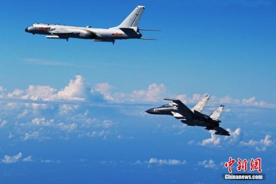 9月25日，中国空军多型战机飞越宫古海峡检验远海实战能力。图为轰-6k、苏-30战机参加训练。<a target='_blank' href='http://www.chinanews.com/'>中新社</a>发 邵晶 摄
