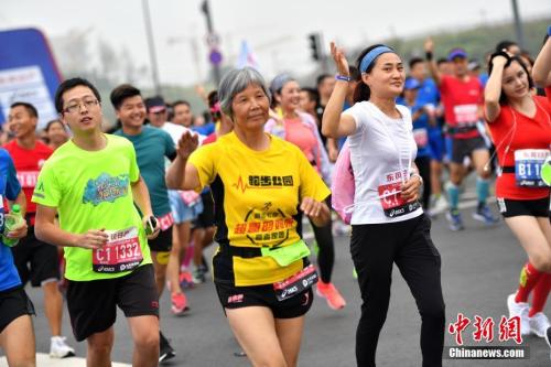 资料图：在全民健身热潮的影响下，中国人愈发显示出朝气蓬勃的精神面貌。 张浪 摄