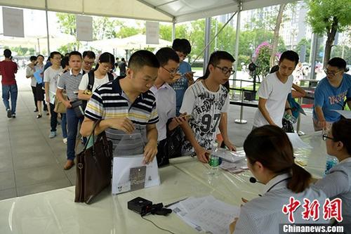 资料图：成都天府新区等一些政务服务中心申请、等待办理落户手续的民众排起长队等待办理。 <a target='_blank' href='http://www.chinanews.com/'>中新社</a>记者 刘忠俊 摄
