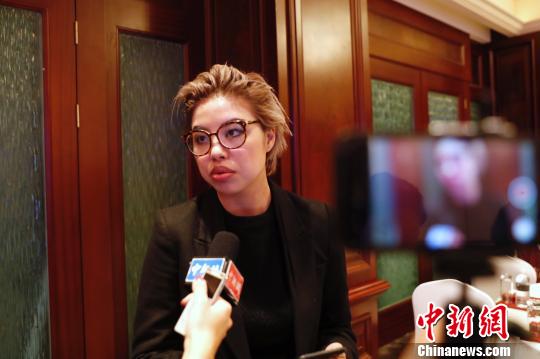 图为模特公司接受<a target='_blank' href='http://www.chinanews.com/' >中新网</a>记者采访。　张亨伟　摄