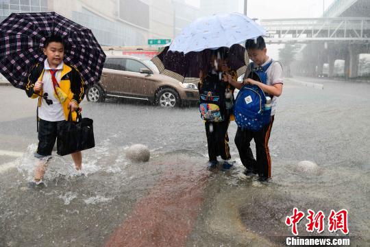 海口遭暴雨袭击交通几近瘫痪不少私家车抛锚水中