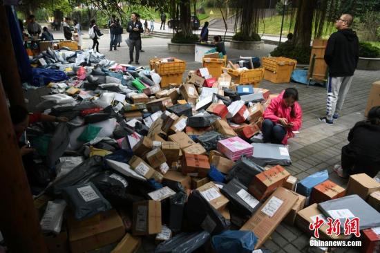 11月14日，随着2017年“双十一”的结束，重庆一高校内快递包裹已经开始“堆积如山”。 陈超 摄