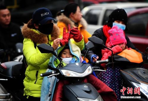 11月23日，昆明气温大跳水，最低气温只有3℃，市民纷纷穿上御寒服装。 <a target='_blank' href='http://www.chinanews.com/'>中新社</a>记者 李进红 摄 