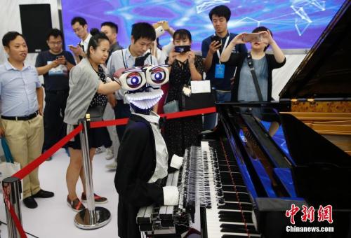 资料图：当地时间8月22日，机器人钢琴家特奥特劳尼克在2017世界机器人大会的展馆内演奏。<a target='_blank' href='http://www.chinanews.com/'>中新社</a>记者 刘关关 摄
