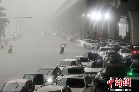 图为海口市海秀中路积水严重。　洪坚鹏　摄