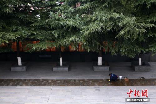 12月7日，侵华日军南京大屠杀遇难同胞纪念馆内的工作人员擦拭幸存者脚印铜板路。12月13日是国家公祭日，届时南京将举行悼念、和平集会、烛光祭等活动。<a target='_blank' href='http://www.chinanews.com/'>中新社</a>记者 泱波 摄