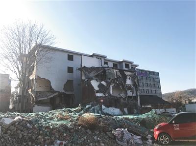 12月5日，河南卢氏县城东大街附近，拆了一半的居民楼。