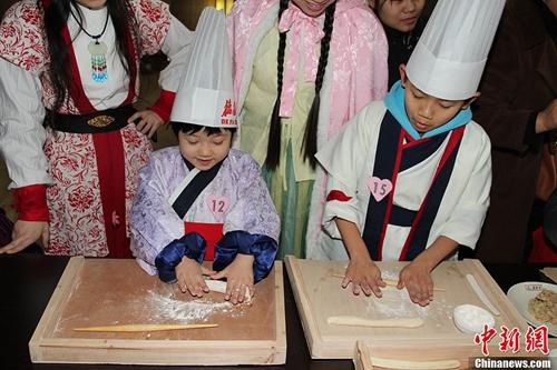 资料图：冬至来临之际，小朋友聚集西安博物院体验包饺子的过程，感受传统节日的氛围。阿琳娜 摄