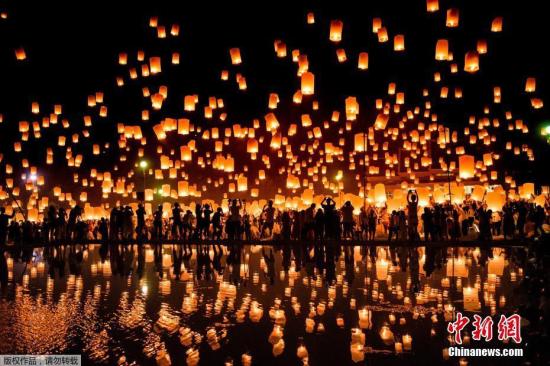 资料图：泰国清迈，当地庆祝传统节日“水灯节”。