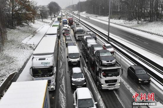 欧洲多国遭暴风雪吹吸，致交通堵塞。图片来源：视觉中国