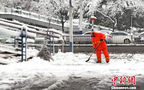  合肥街头雪景。　夏莹 摄