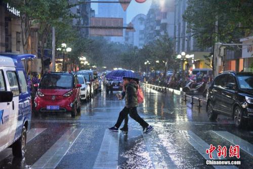 1月6日，广西柳州市遭遇了小寒后的强降雨天气，温度骤降，市民纷纷穿上了大棉衣、撑伞出行。 王以照 摄