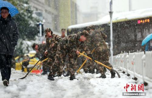 1月4日，江苏驻地边防总队机关勤务保障大队组织80多名官兵走上街头，铲除积雪，确保群众顺利出行。 <a target='_blank' href='http://www.chinanews.com/'>中新社</a>发 章善玉 摄 图片来源：CNSPHOTO