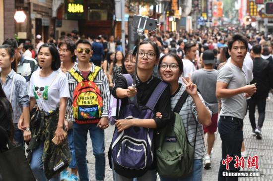 资料图：长沙太平老街的游客。 杨华峰 摄