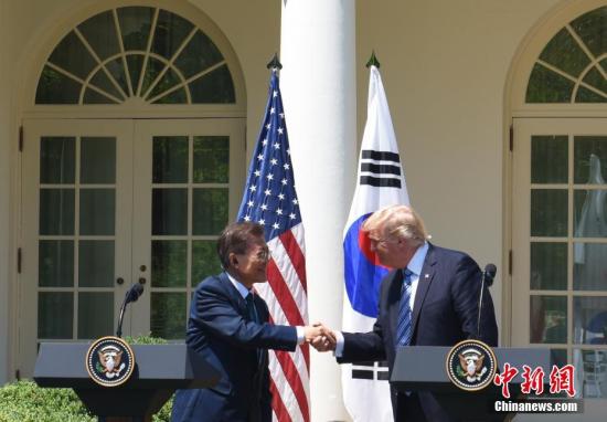 当地时间6月30日，美国总统特朗普在白宫会见韩国总统文在寅。图为特朗普与文在寅在白宫玫瑰园出席联合记者会。<a target='_blank' href='http://www.chinanews.com/'>中新社</a>记者 刁海洋 摄