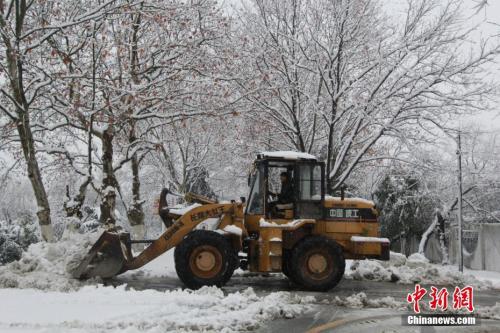 2017年1月4日，安徽合肥义城街道铲雪车在为敬老院门口道路清理积雪。<a target='_blank' href='http://www.chinanews.com/'>中新社</a>记者 钟欣 摄