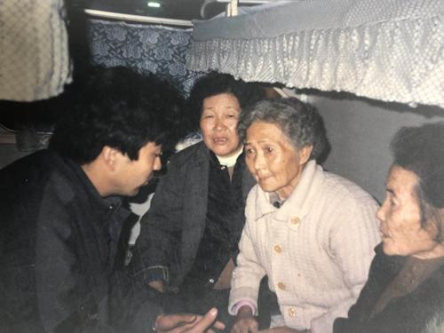 1992年，三位韩籍“慰安妇”到北京寻求童增的支持。受访者供图