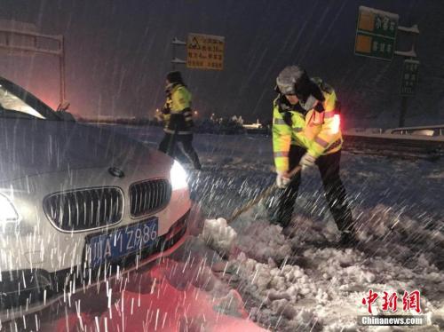 资料图：雅西高速路段交警雪中帮助受困车辆脱险。 雅西交警 供图
