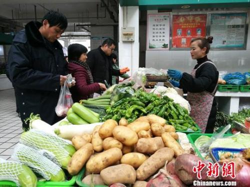 资料图：合肥市民在购买蔬菜。　刘浩 摄