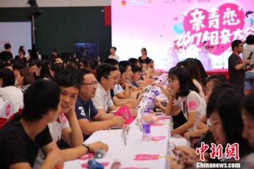 资料图：“‘亲青恋’2017相亲大会”现场。　谭侠 摄