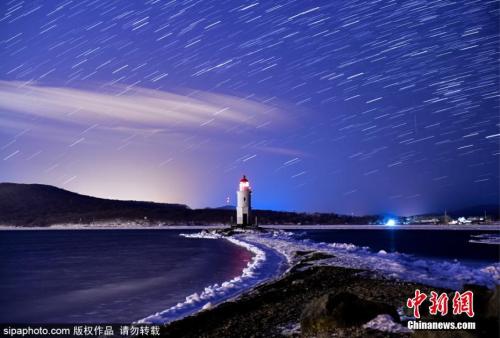 资料图：2017年12月15日，俄罗斯海参崴当地上空出现双子座流星雨，盛大壮观宛如仙境。图片来源：Sipaphoto版权作品 禁止转载