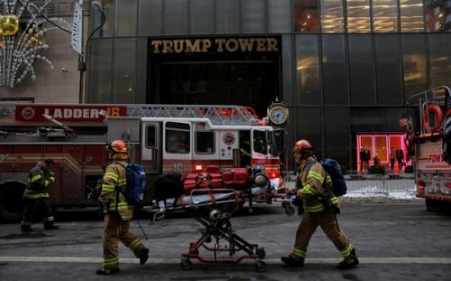 图为1月8日，消防人员响应特朗普大厦火情，前往现场。(图片来源：路透社)