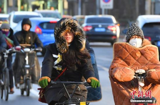 资料图：河北石家庄出行上班的市民。<a target='_blank' href='http://www.chinanews.com/'>中新社</a>记者 翟羽佳 摄