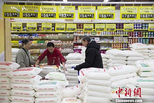 1月10日，山西太原，民众正在超市购买面粉。当日，中国国家统计局公布的数据显示，2017年12月份，中国CPI同比上涨1.8%，涨幅较上月扩大0.1个百分点。去年全年，中国CPI同比涨幅有11个月低于2%。尽管去年年末中国居民消费价格（CPI）同比涨幅略有扩大，但2017年全年物价维持1.6%的涨幅，走势温和。 <a target='_blank' href='http://www.chinanews.com/'>中新社</a>记者 张云 摄