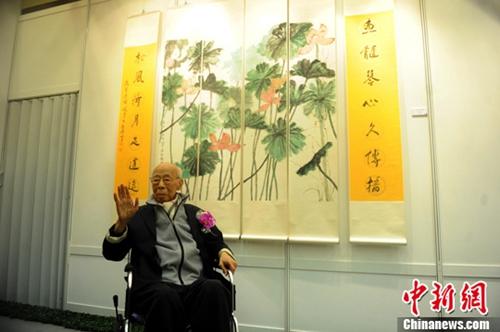 资料图：国学大家饶宗颐出席画展开幕礼。<a target='_blank' href='http://www.chinanews.com/'>中新社</a>发 谭达明 摄