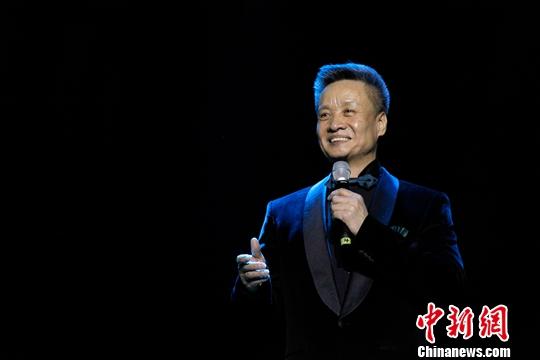 著名歌唱家阎维文献唱经典曲目《小白杨》。<a target='_blank' href='http://www.chinanews.com/'>中新社</a>记者 余瑞冬 摄