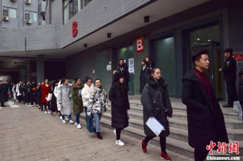 2月27日，北京电影学院2018年艺考初试开考，图为等待进入考场的考生们。 <a target='_blank' href='http://www.chinanews.com/' >中新网</a>记者 翟璐 摄