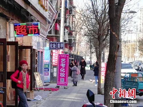 学校附近的艺考化妆店。<a target='_blank' href='http://www.chinanews.com/' >中新网</a>记者 宋宇晟 摄