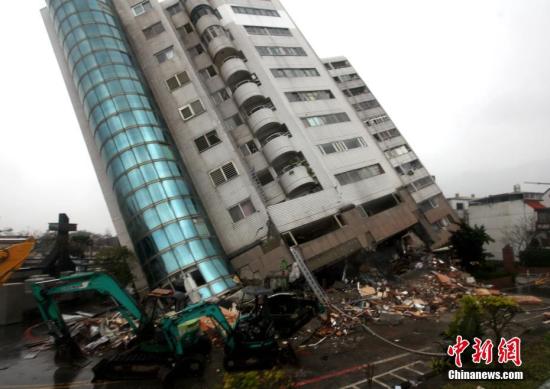 2月7日，台湾花莲震灾受损最严重的云门翠堤大楼，救援工作正在紧张进行中。2月6日深夜，花莲近海发生里氏6.5级地震，多栋大楼倒塌或倾斜，造成大量人员伤亡，数十人失联。云门翠堤大楼倾斜严重，并出现些微扭转位移。<a target='_blank' href='http://www.chinanews.com/'>中新社</a>记者 黄少华 摄