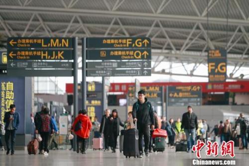 资料图：机场航站楼旅客。刘艺 摄