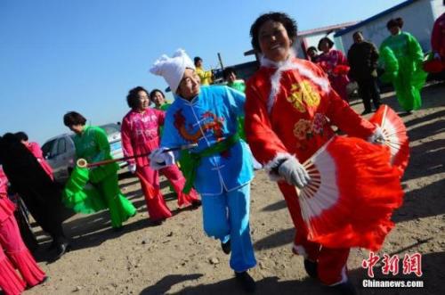 资料图：2月2日，“亮丽黄河湾 多彩达拉特--2018达拉特旗冬季乡村旅游文化节”在内蒙古鄂尔多斯举行。<a target='_blank' href='http://www.chinanews.com/'>中新社</a>记者 刘文华 摄