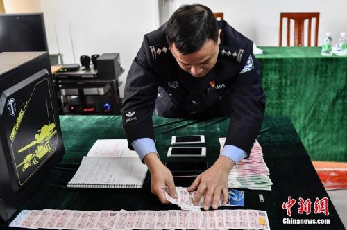 2月7日，广州警方向媒体展示涉案的火车票。<a target='_blank' href='http://www.chinanews.com/'>中新社</a>记者 陈骥旻 摄
